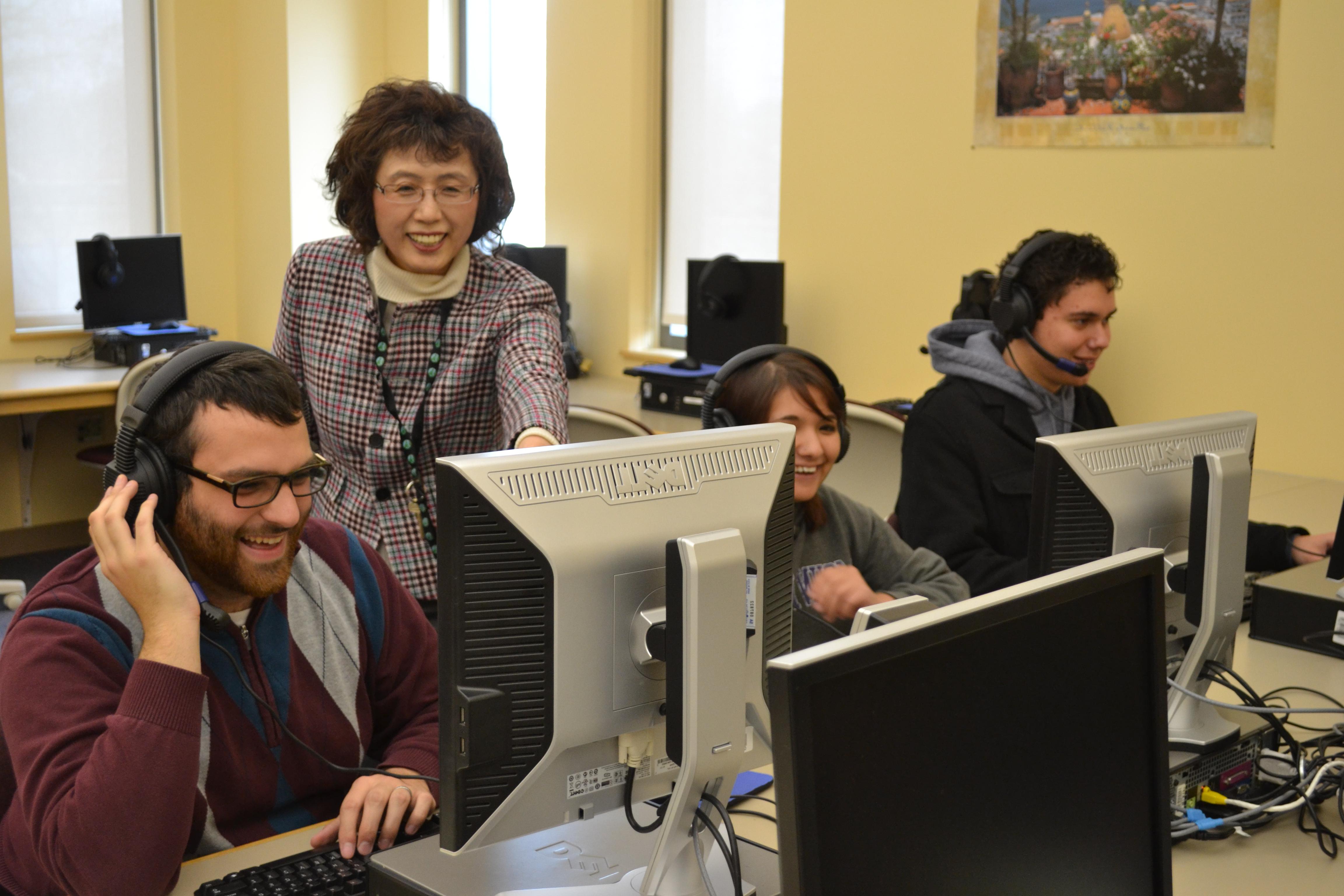 Students 和 professors in the foreign language lab